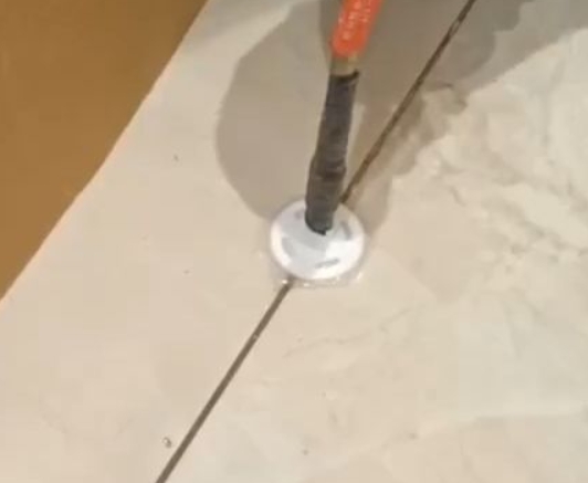 琼结瓷砖空鼓维修公司专业解答瓷砖在铺贴过程中，如果没有涂抹均匀到位的粘结材料（如水泥砂浆或瓷砖胶），可能会导致以下问题